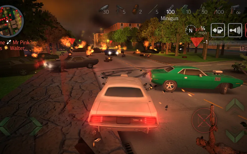 Cruzamento com um muscle car verde parado e o inventário de armas aberto no topo do ecrã